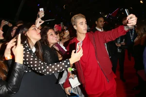 Justin Bieber taking selfies with fans